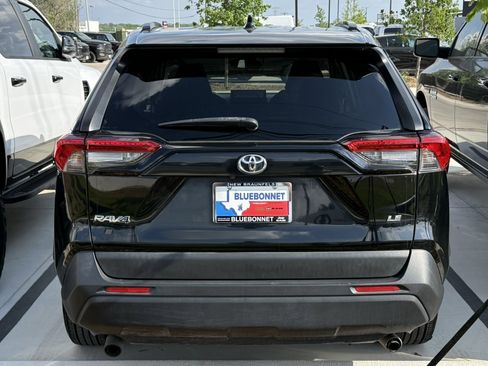 Used 2019 Toyota RAV4 LE image 16