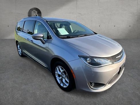 Used 2018 Chrysler Pacifica Touring-L w/ Tire & Wheel Group FWD image 3