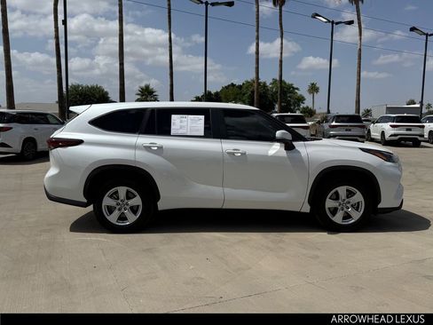 Used 2024 Toyota Highlander LE FWD image 8