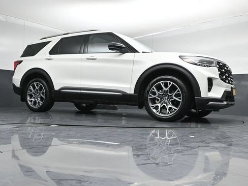 Certified 2025 Ford Explorer Platinum w/ Ultimate Package AWD/4WD image 40