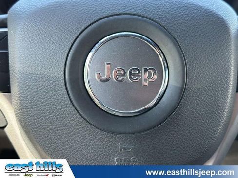Used 2022 Jeep Grand Cherokee Laredo X AWD/4WD image 28