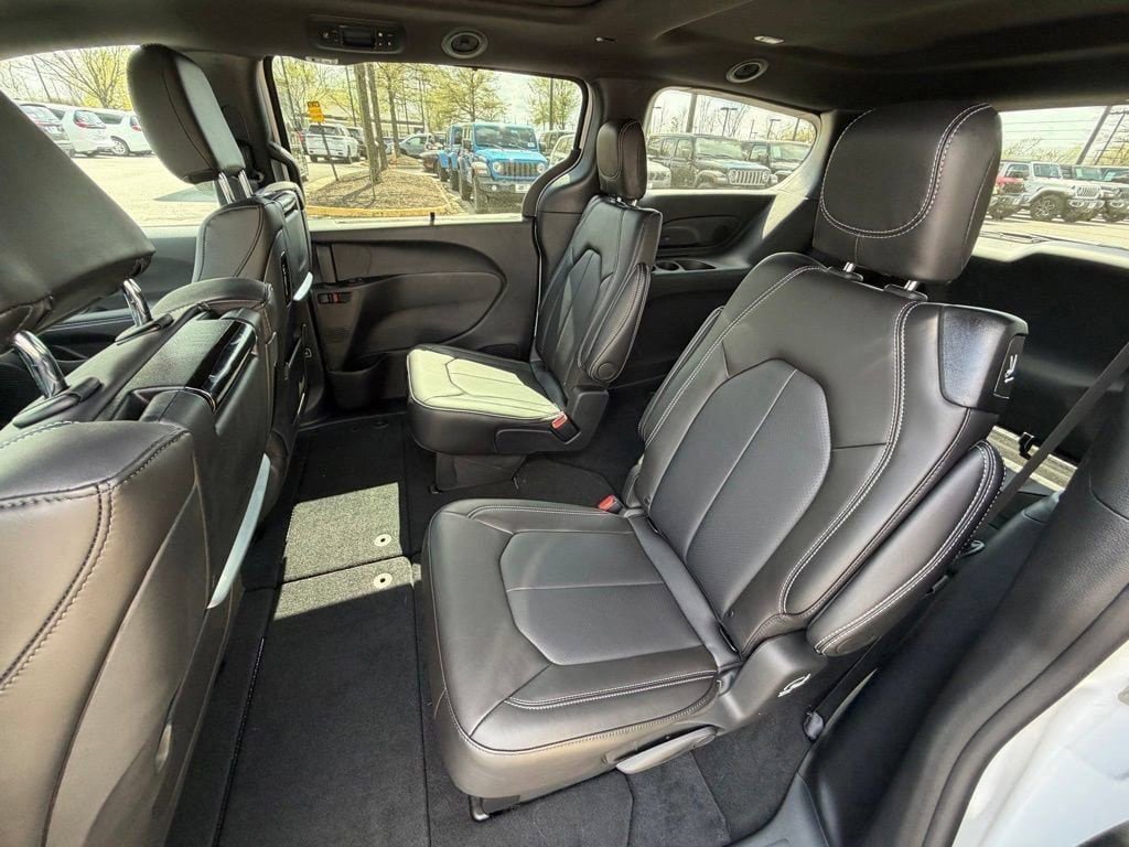 New 2026 Chrysler Pacifica Select FWD image 11