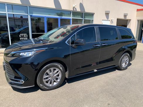 Used 2022 Toyota Sienna XLE AWD/4WD image 1