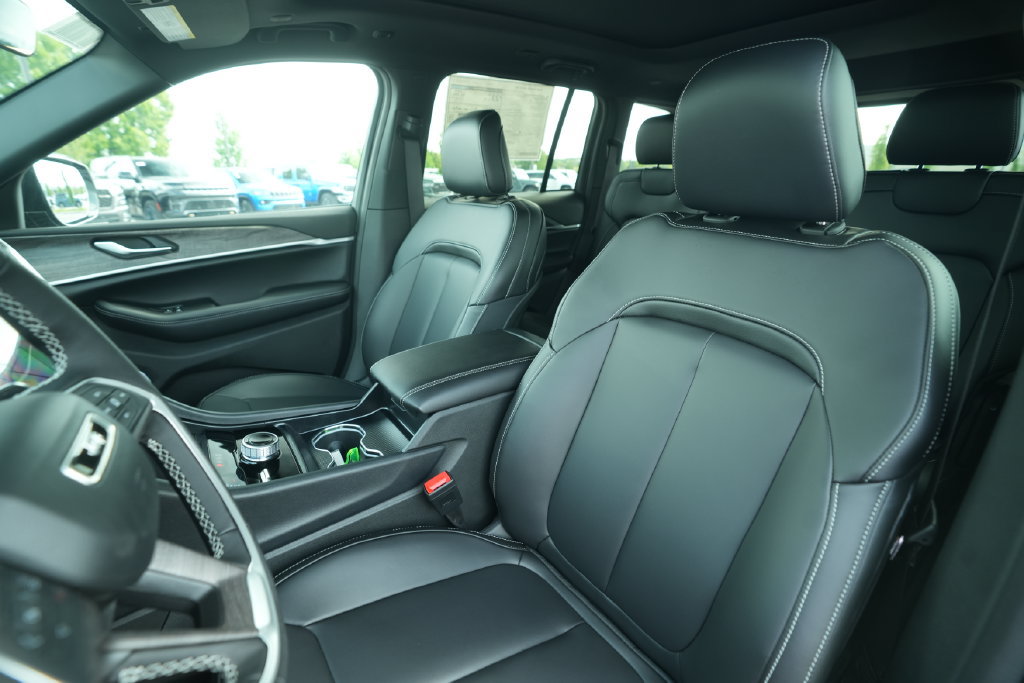 New 2026 Jeep Grand Cherokee Limited w/ MOPAR Finishing Package AWD/4WD image 40