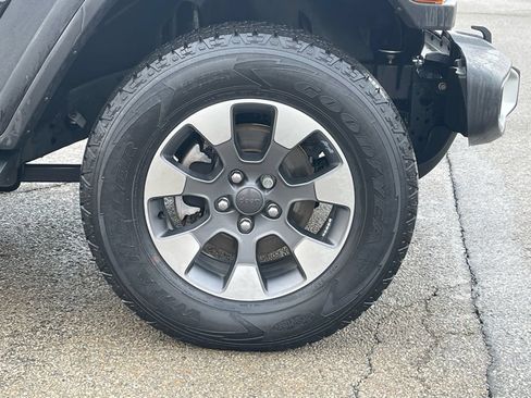 Used 2022 Jeep Wrangler Unlimited Sahara AWD/4WD image 9