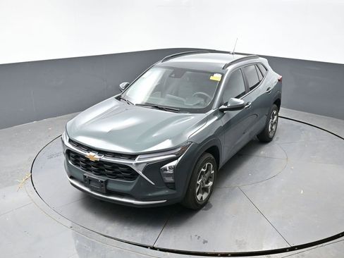 Used 2025 Chevrolet Trax LT FWD image 18