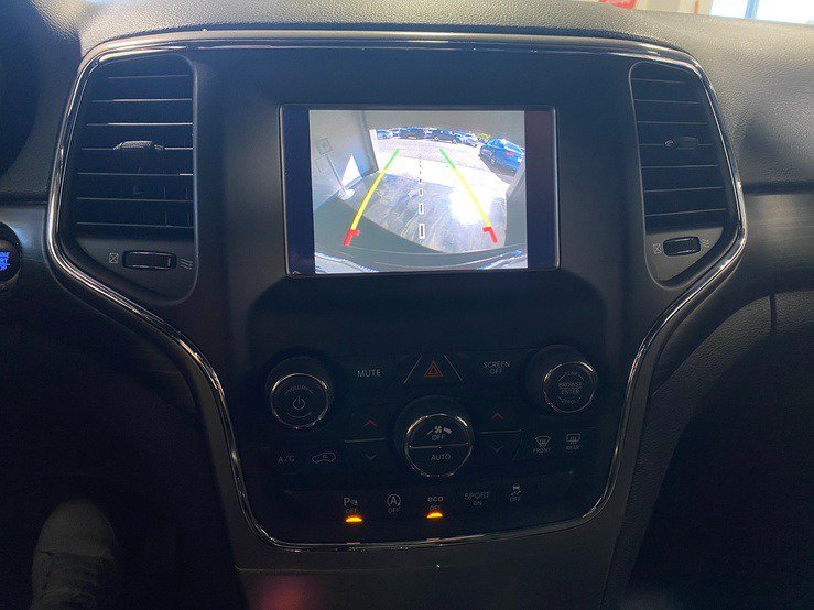 Used 2021 Jeep Grand Cherokee Laredo AWD/4WD image 26