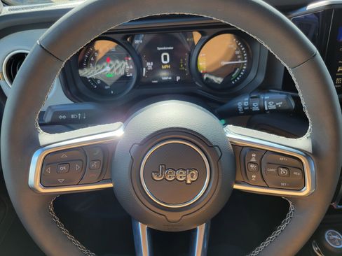 Used 2025 Jeep Wrangler Unlimited Sahara w/ Safety Group image 8