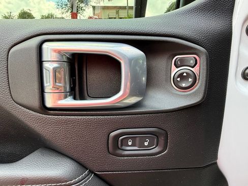 Used 2022 Jeep Wrangler Unlimited Sahara w/ LED Lighting Group AWD/4WD image 12