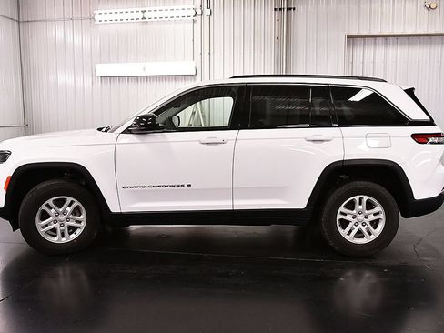 Used 2023 Jeep Grand Cherokee Laredo w/ Luxury Tech Group I AWD/4WD image 4