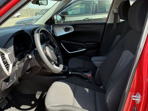 Used 2020 Kia Soul LX image 2