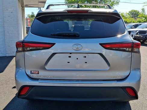 Used 2023 Toyota Highlander LE AWD/4WD image 5