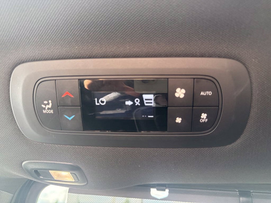 Used 2025 Chrysler Pacifica Limited FWD image 25