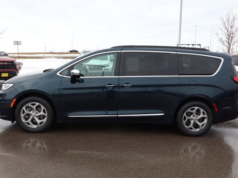 Used 2023 Chrysler Pacifica Limited w/ Trailer Tow Group image 4