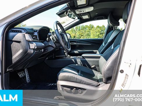 Used 2025 Toyota Camry SE image 18