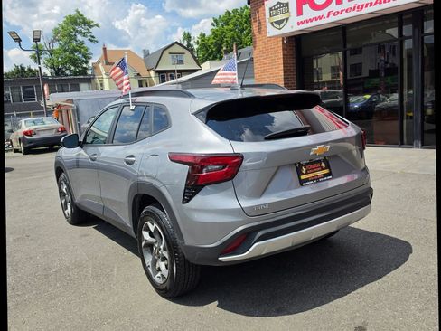 Used 2025 Chevrolet Trax LT FWD image 10