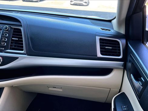 Used 2016 Toyota Highlander XLE image 17