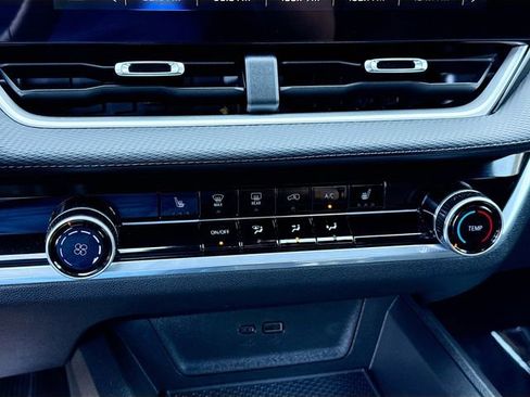 Used 2025 Chevrolet Equinox LT image 17