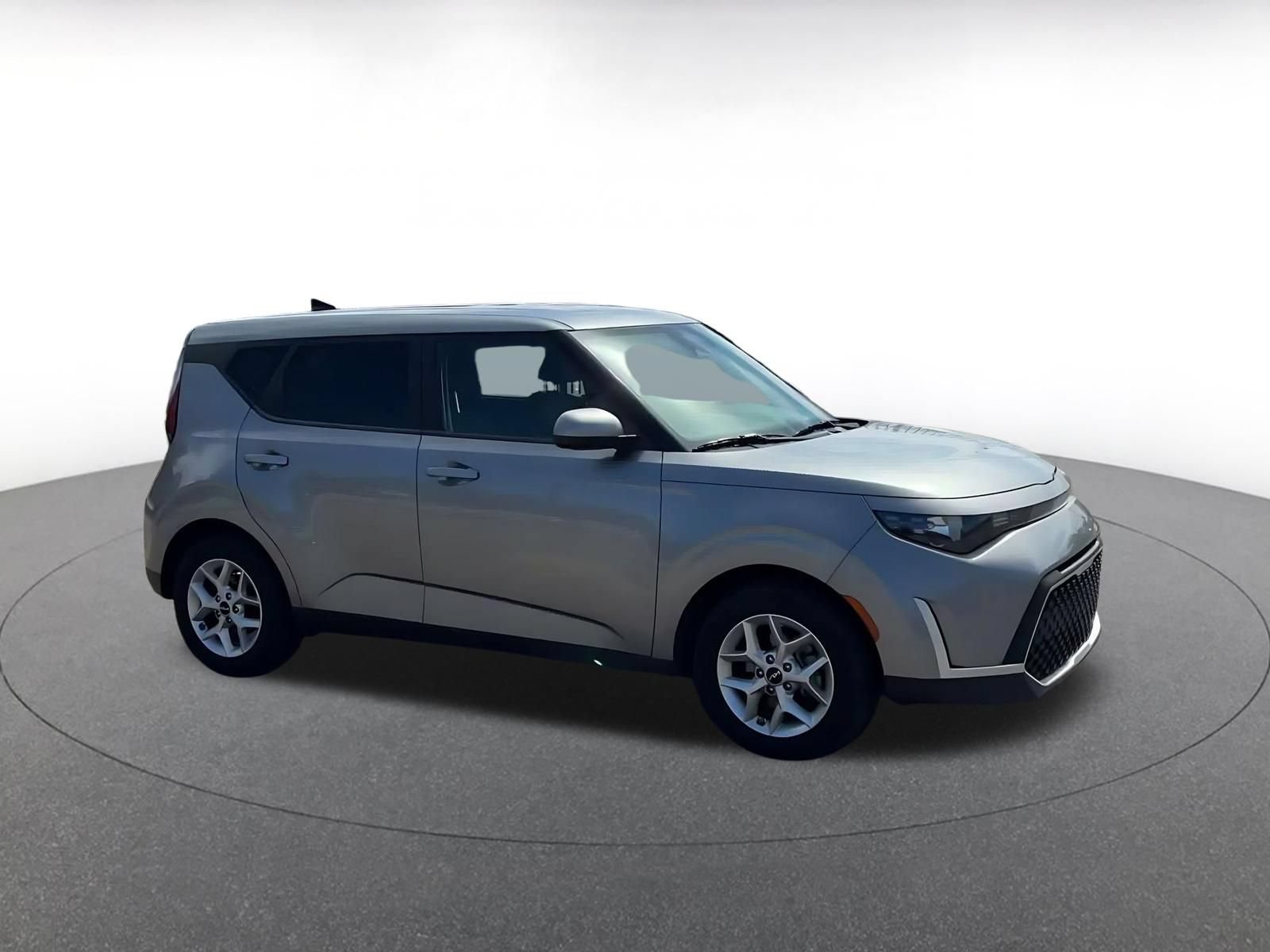 Used 2025 Kia Soul LX w/ LX Technology Package FWD image 2