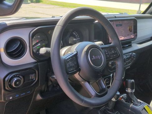Used 2024 Jeep Wrangler Unlimited w/ Convenience Group AWD/4WD image 14