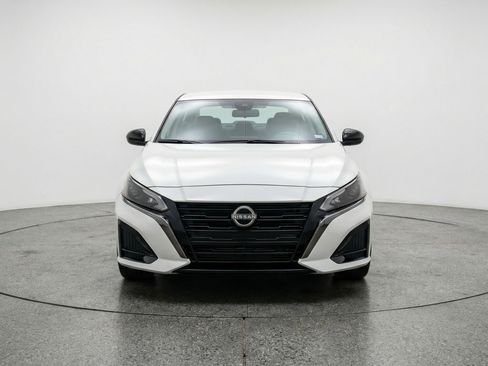 Used 2025 Nissan Altima 2.5 SV FWD image 2