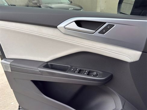 New 2026 Volkswagen Taos SE image 17