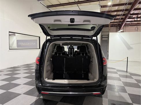 Used 2023 Chrysler Pacifica Touring-L image 25