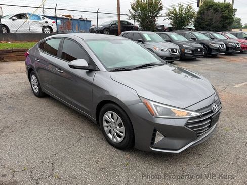 Used 2019 Hyundai Elantra SE w/ Cargo Package FWD image 3