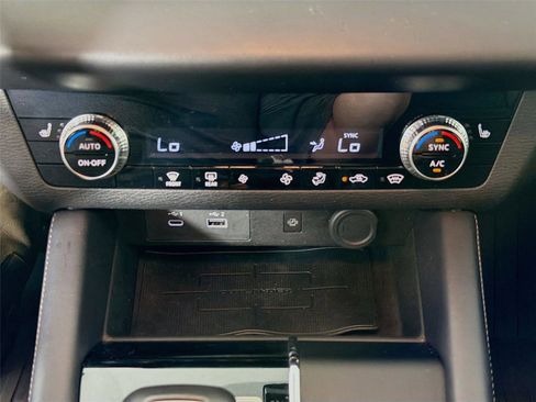 Used 2024 Mitsubishi Outlander SE image 17