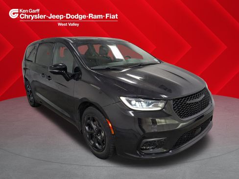 Certified 2023 Chrysler Pacifica Limited FWD image 1