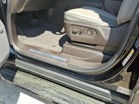 Used 2024 GMC Yukon SLT w/ SLT Luxury Package image 16