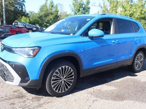 New 2025 Volkswagen Taos SE image 3