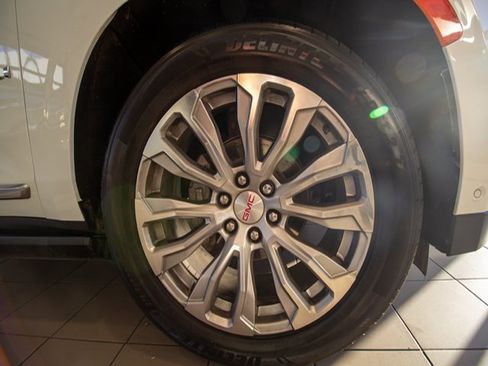 Used 2023 GMC Yukon Denali w/ Denali Reserve Package image 30