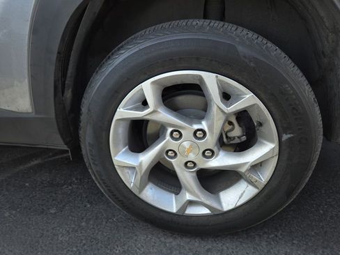 Used 2025 Chevrolet Trax LS w/ LS Convenience Package FWD image 3