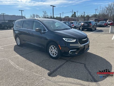 Used 2024 Chrysler Pacifica Touring-L image 8