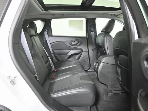 Used 2022 Jeep Cherokee Latitude Lux w/ Sun & Sound Group image 16