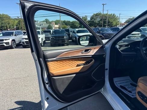 Used 2022 Jeep Grand Cherokee Summit AWD/4WD image 22