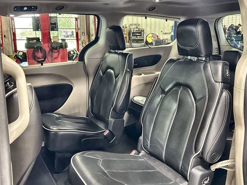 Used 2023 Chrysler Pacifica Limited FWD image 25