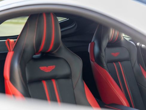 Used 2019 Aston Martin V8 Vantage Coupe RWD image 46