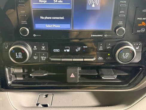 Used 2020 Toyota Highlander XLE AWD/4WD image 31