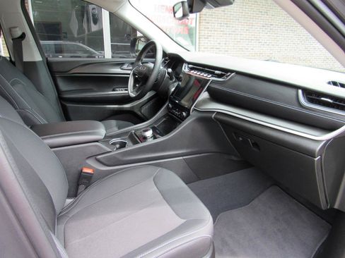Used 2024 Jeep Grand Cherokee Laredo X AWD/4WD image 32