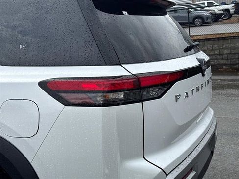 New 2025 Nissan Pathfinder SL image 12