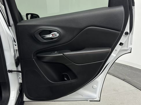 Used 2019 Jeep Cherokee Trailhawk image 30