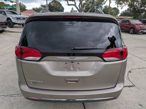 Used 2018 Chrysler Pacifica Touring-L FWD image 5