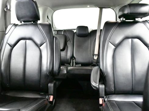 Used 2023 Chrysler Pacifica Touring-L FWD image 13