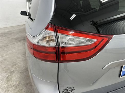 Used 2015 Toyota Sienna XLE image 23