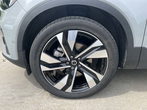 Used 2024 Volvo XC40 B5 Plus w/ Protection Package Premier AWD/4WD image 14