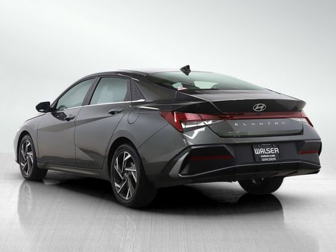 Used 2024 Hyundai Elantra SEL w/ Convenience Package image 3