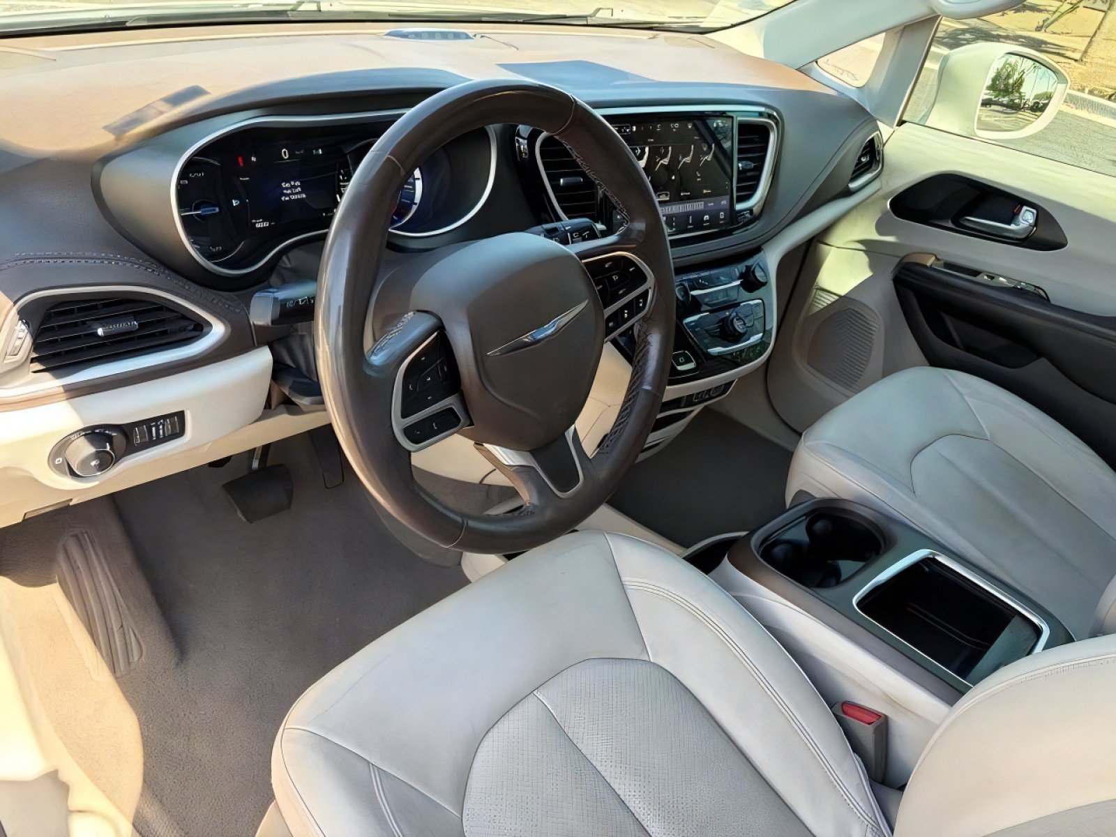 Used 2021 Chrysler Pacifica Touring-L w/ Uconnect Theater Family Group FWD image 20