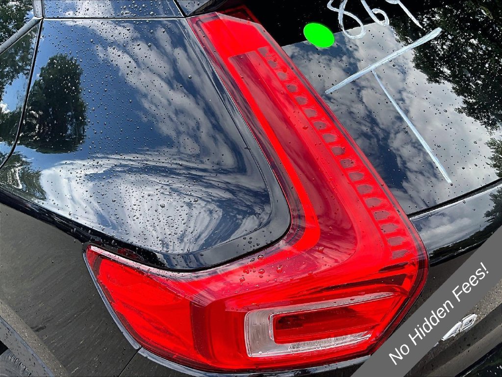 Used 2021 Volvo XC40 T4 Momentum FWD image 27